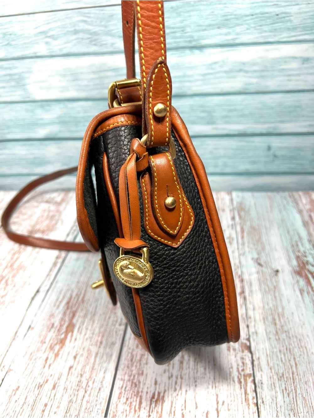 🦆 DOONEY & BOURKE BLACK AND TAN PEBBLE LEATHER SMALL CARRIER TURNLOCK CROSSBODY - Picture 5 of 14